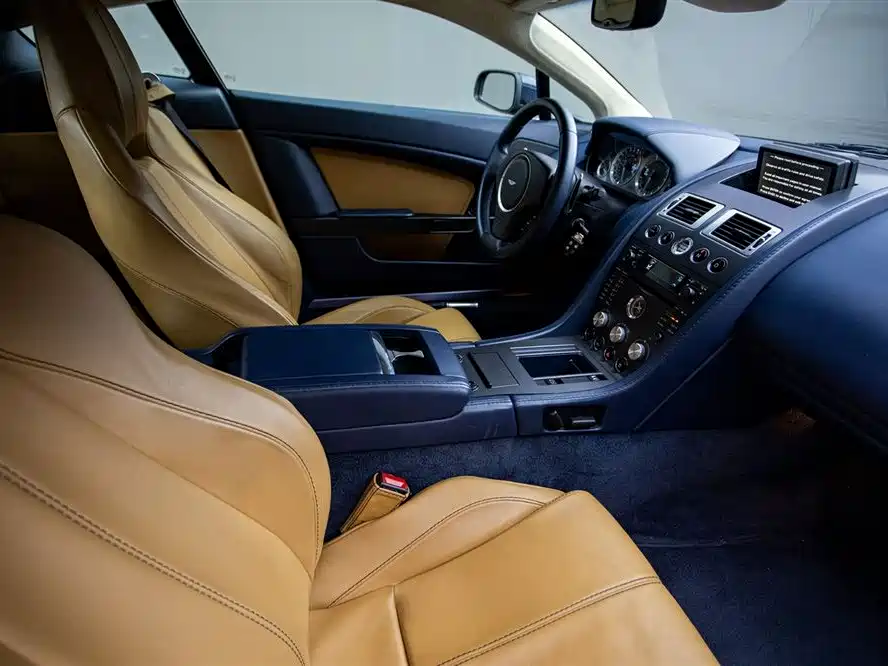 Aston Martin V8 Vantage 2009 — фото 16