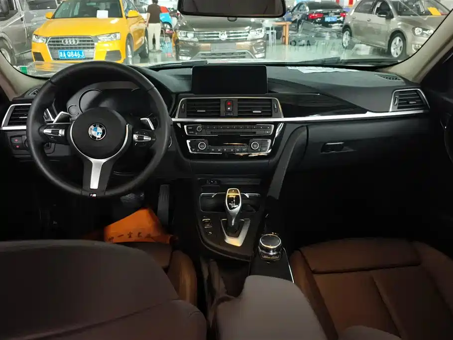 BMW 3 Series 2018 — фото 12