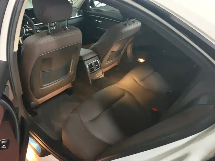 BMW 3 Series 2018 — фото 11