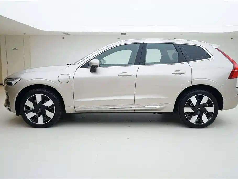 Volvo XC60 PHEV 2023 — фото 3