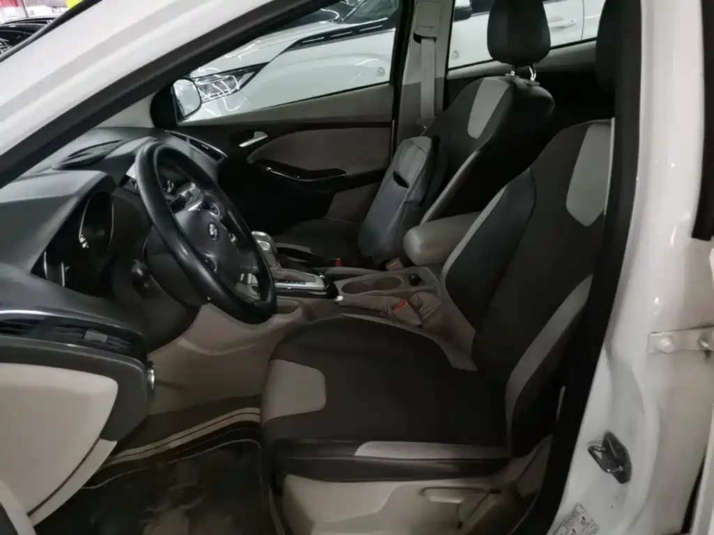 Ford Focus 2015 — фото 15