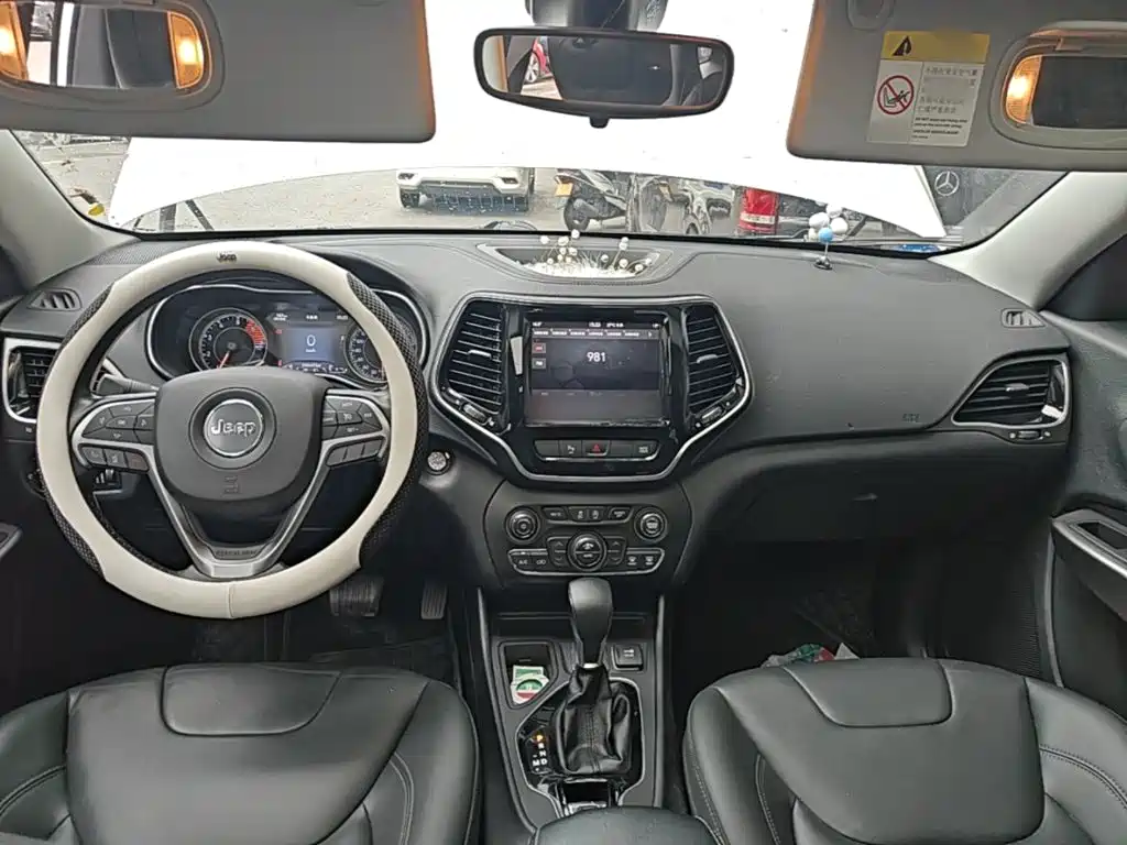 Jeep Cherokee 2019 — фото 10