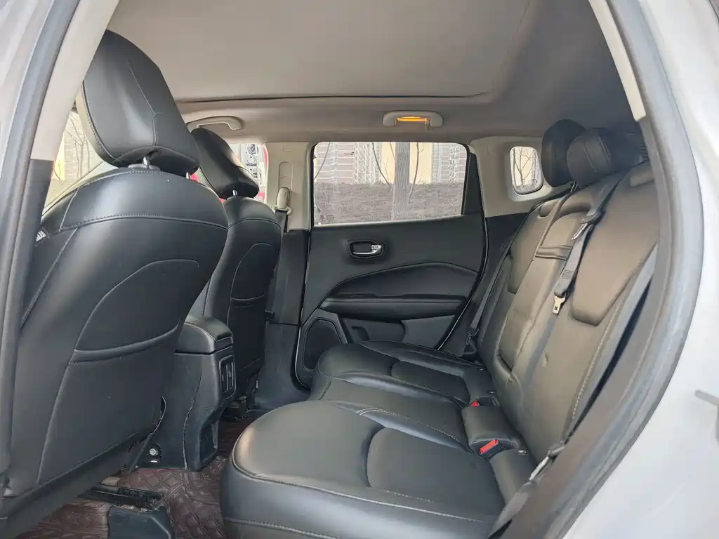 Jeep Compass 2018 — фото 11
