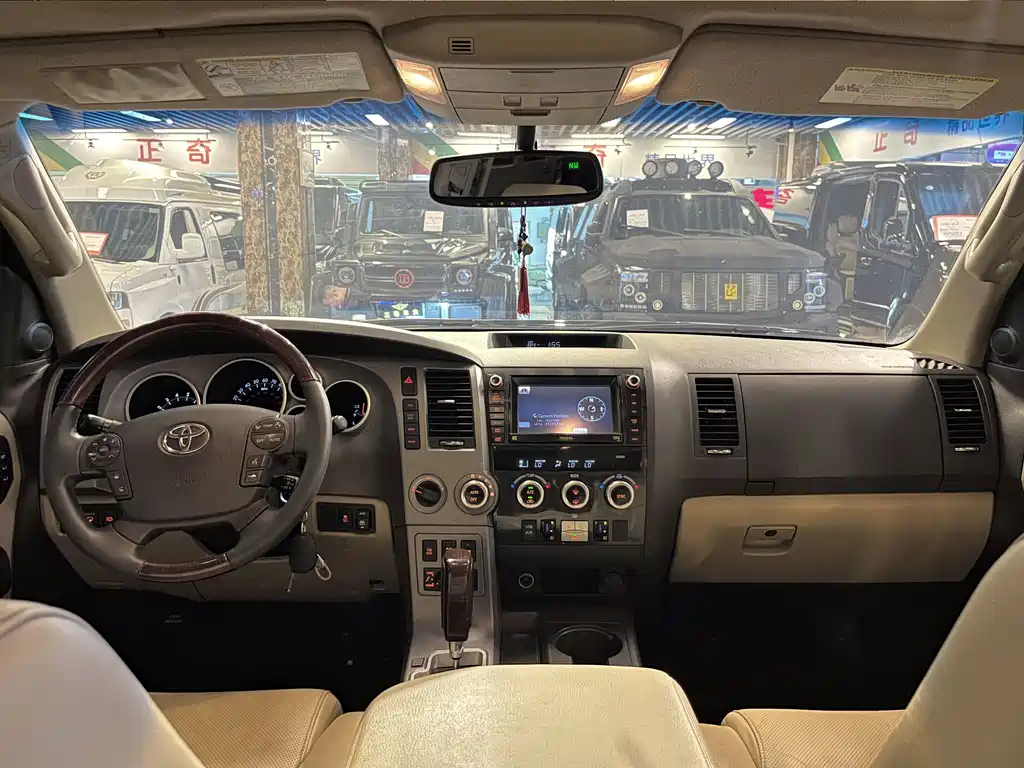 Toyota Sequoia 2011 — фото 23