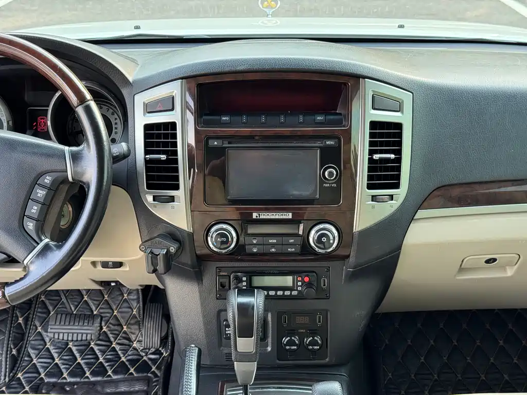 Mitsubishi Pajero 2018 — фото 12