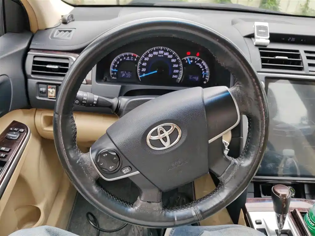 Toyota Camry 2015 — фото 7