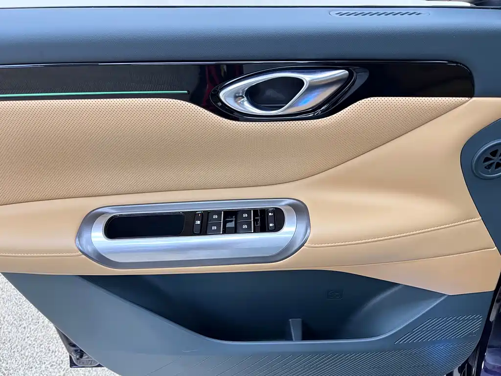 GAC Motor E8 PHEV 2023 — фото 12
