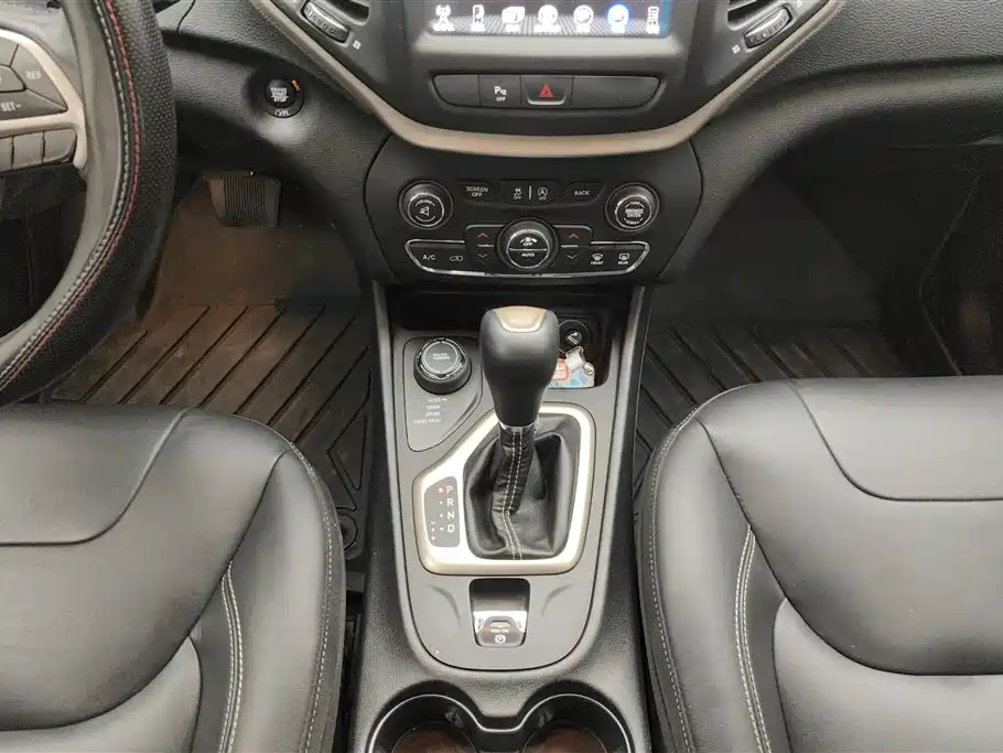 Jeep Cherokee 2018 — фото 16