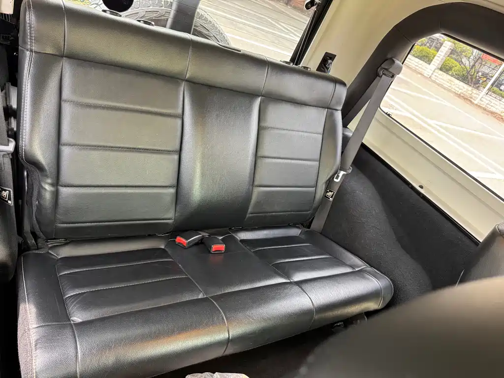 Jeep Wrangler 2010 — фото 18