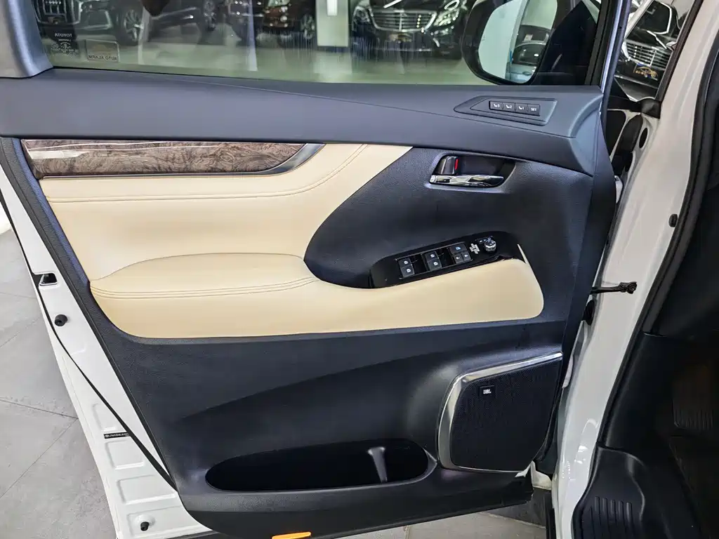 Toyota Vellfire 2021 — фото 25