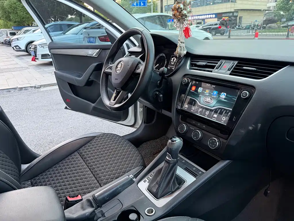 Skoda Octavia 2018 — фото 10