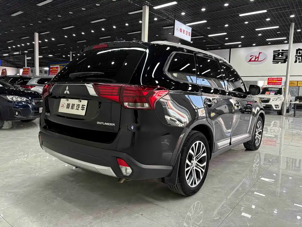Mitsubishi Outlander 2017 — фото 7