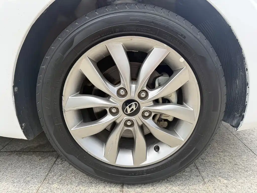 Hyundai Elantra Langdong 2015 — фото 17