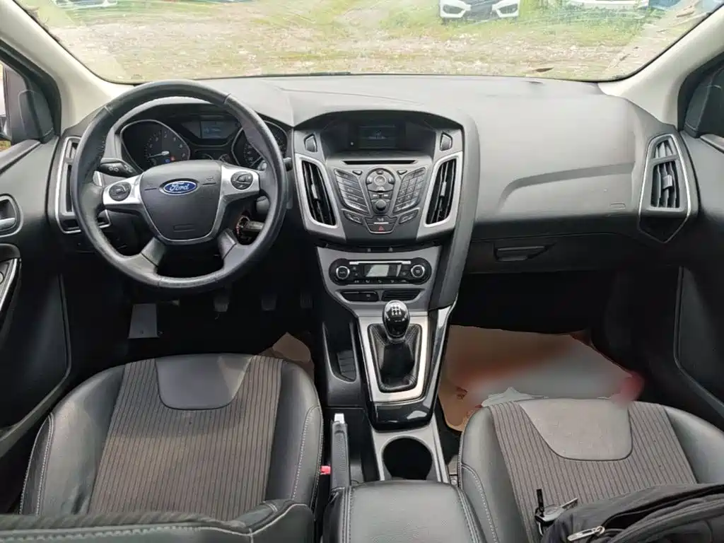 Ford Focus 2014 — фото 10