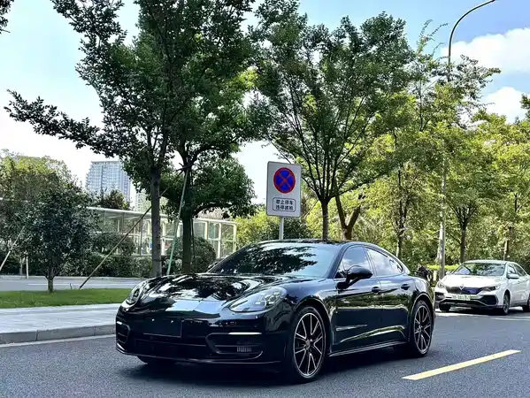 Porsche Panamera 2021