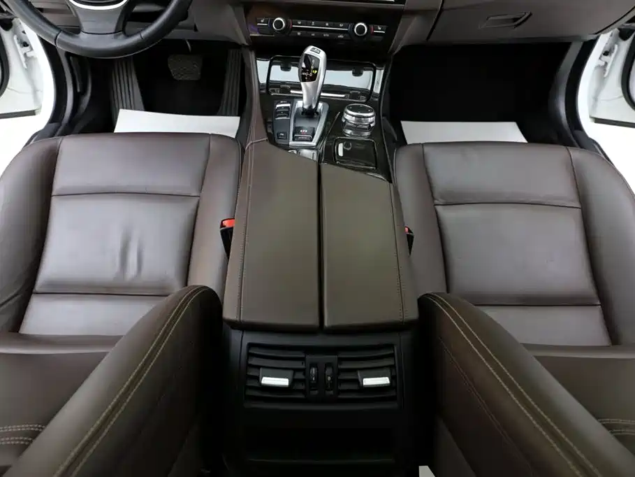 BMW 5 Series 2017 — фото 10