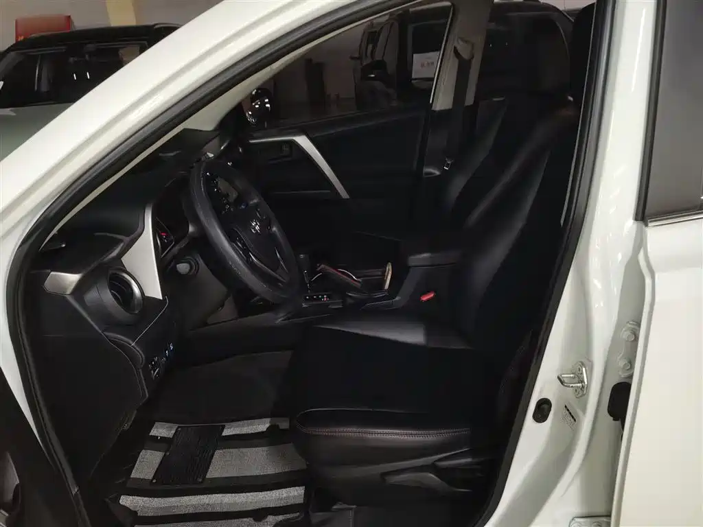 Toyota RAV4 2019 — фото 14