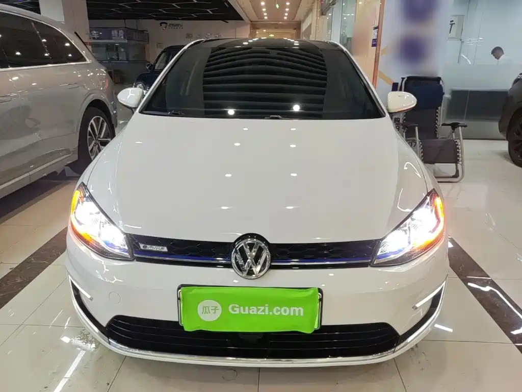 Volkswagen Golf EV 2020 — фото 3