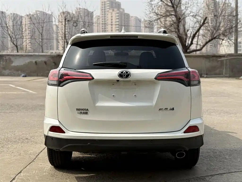 Toyota RAV4 2019 — фото 15