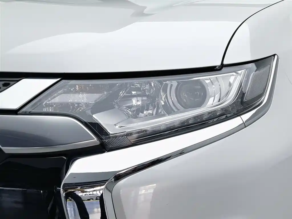 Mitsubishi Outlander 2022 — фото 7