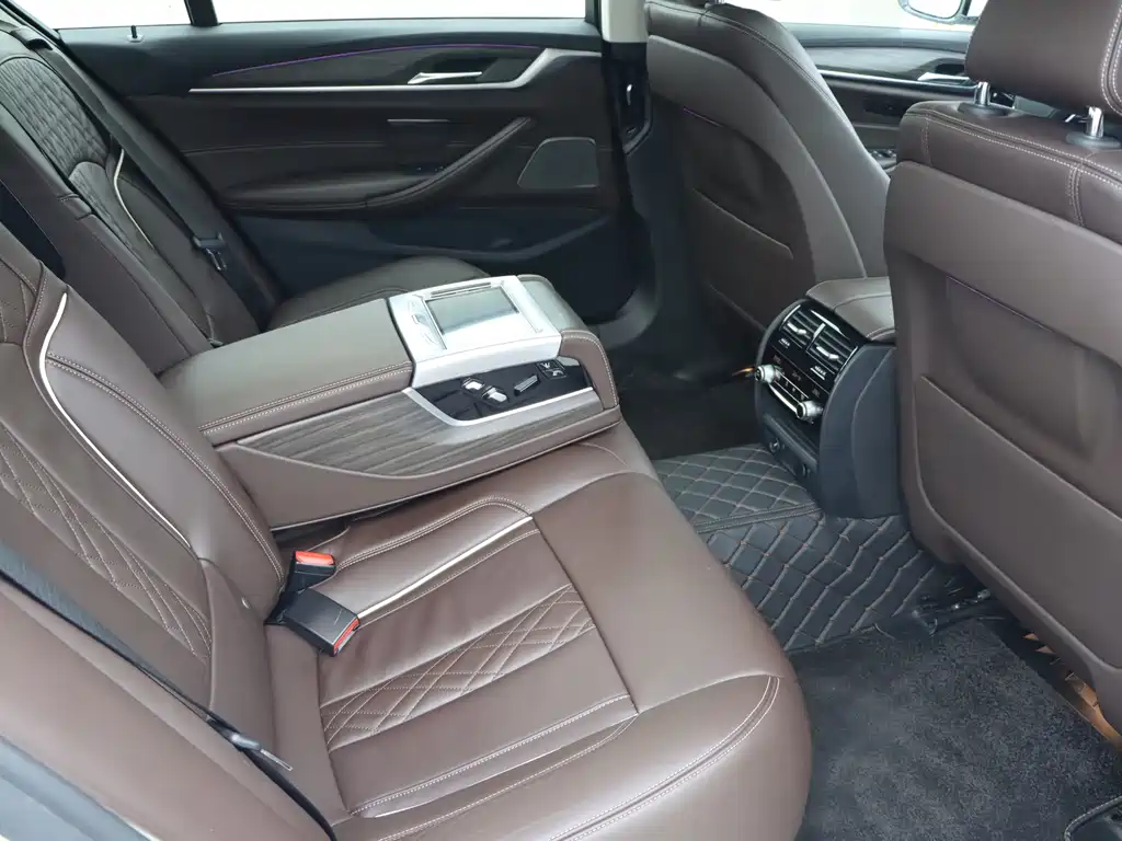BMW 5 Series 2017 — фото 12
