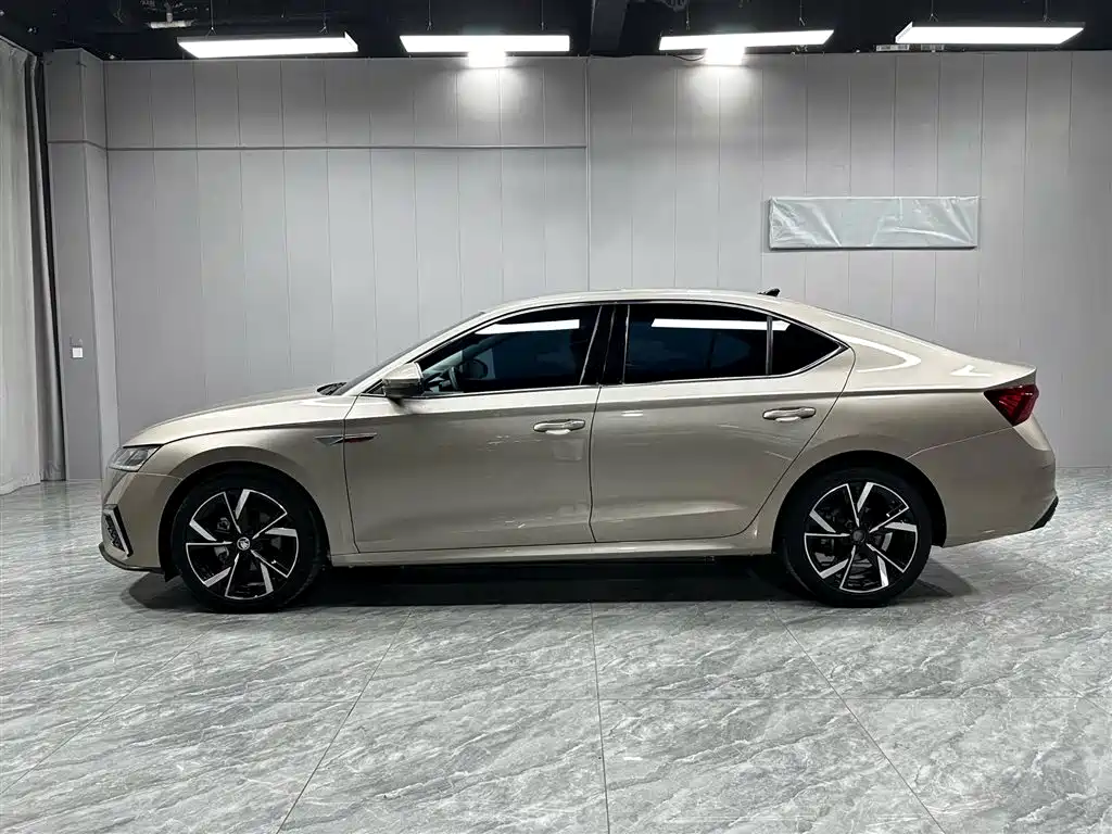 Skoda Octavia 2023 — фото 9