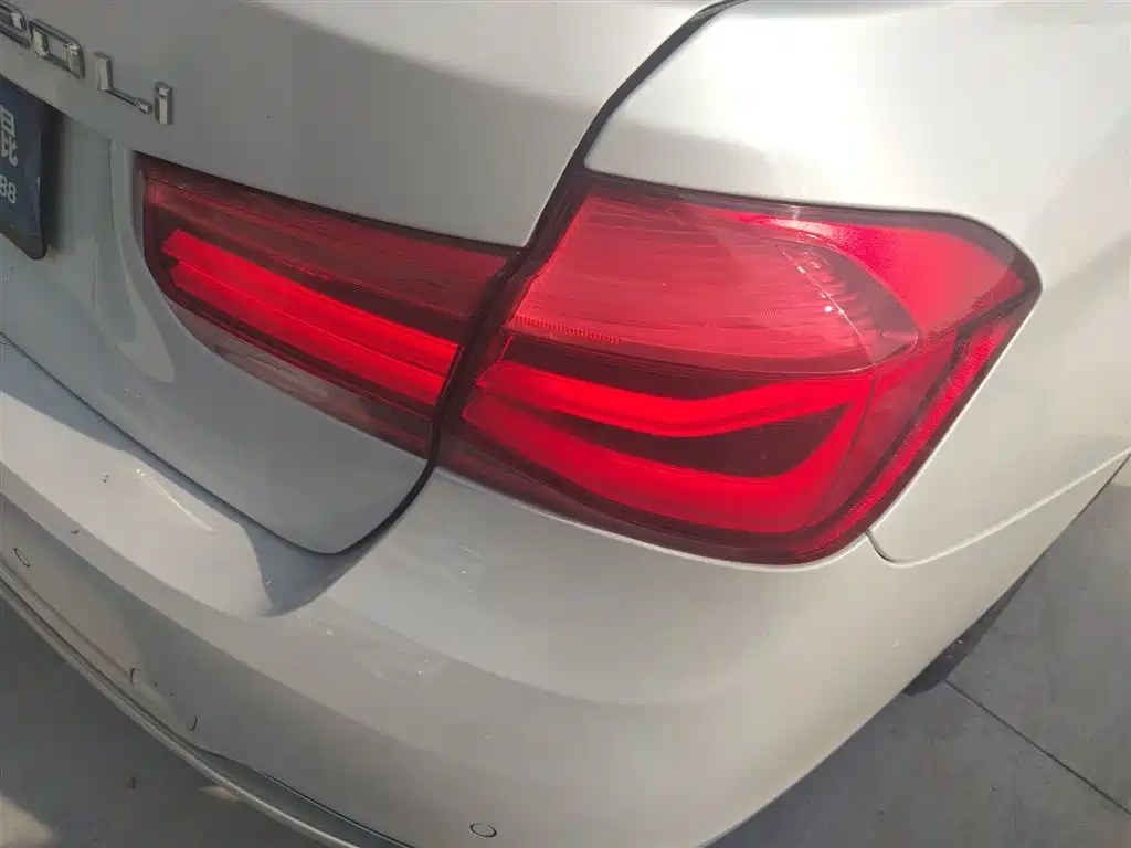 BMW 3 Series 2018 — фото 8