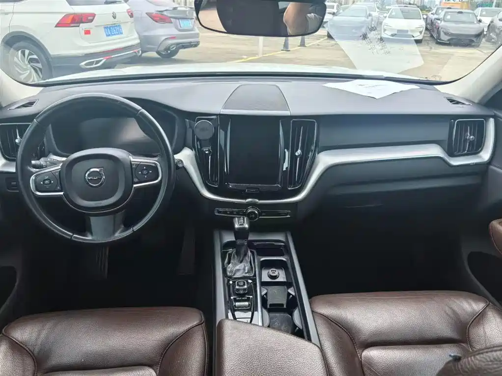 Volvo XC60 2019 — фото 10