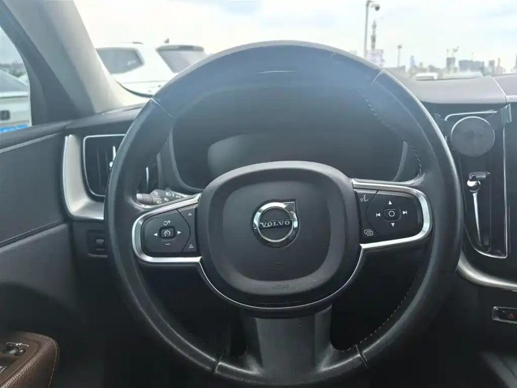 Volvo XC60 2019 — фото 11