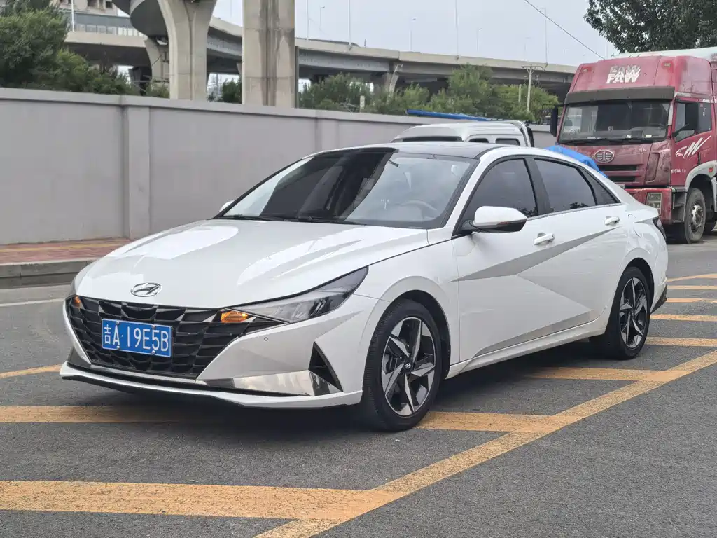 Hyundai Elantra 2023 — фото 1