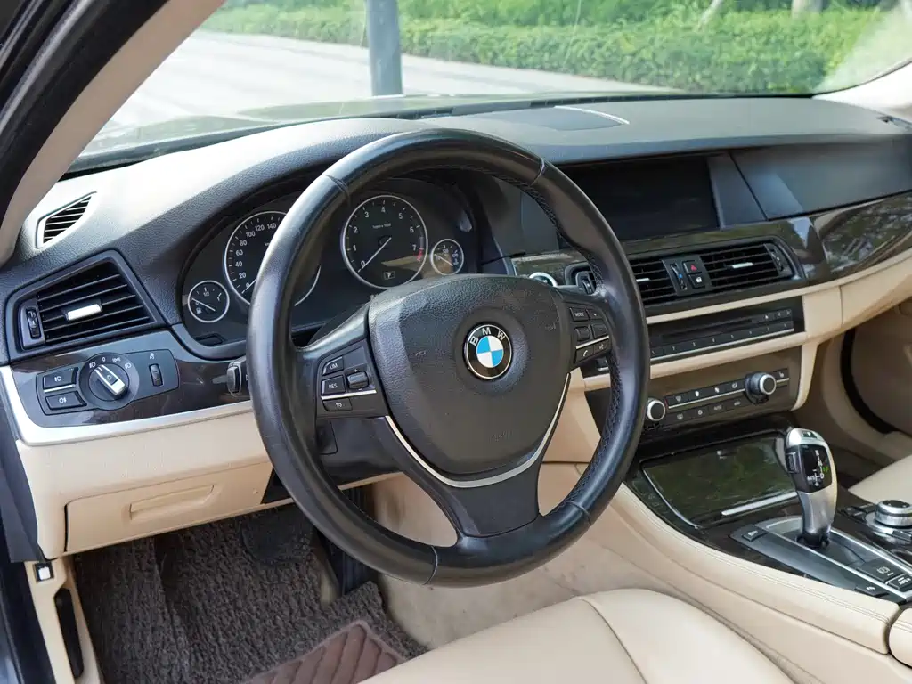 BMW 5 Series 2011 — фото 14