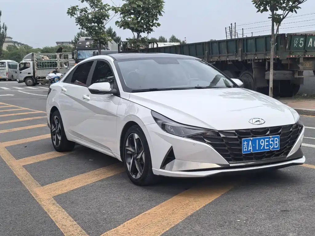 Hyundai Elantra 2023 — фото 3