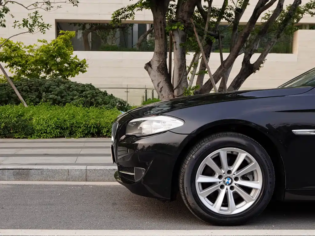 BMW 5 Series 2011 — фото 17