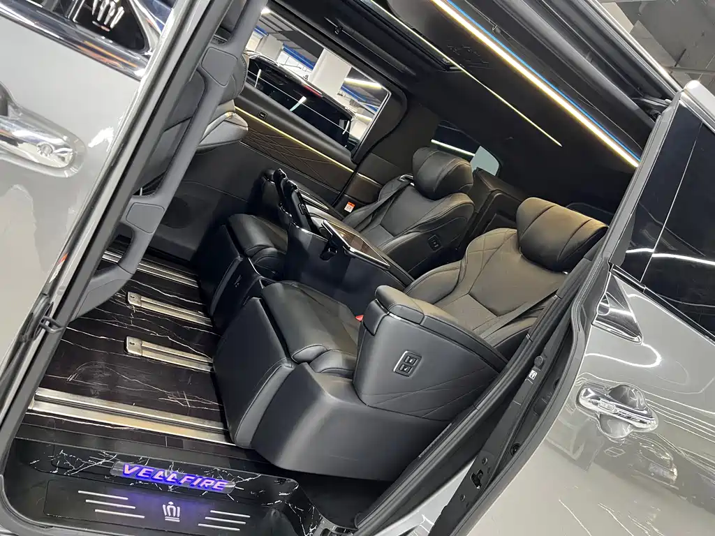 Toyota Vellfire 2023 — фото 10