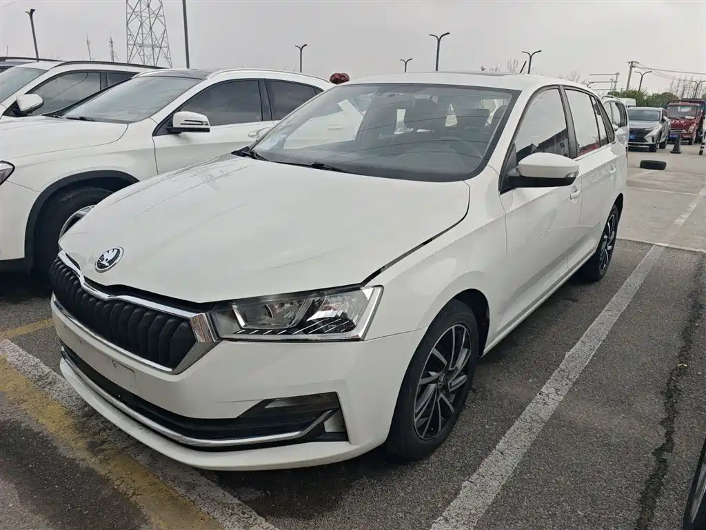Skoda Rapid Spaceback 2020 — фото 1