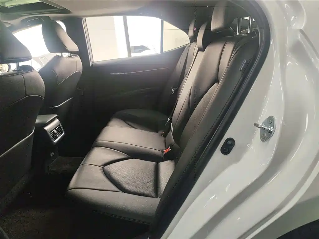 Toyota Camry 2023 — фото 17