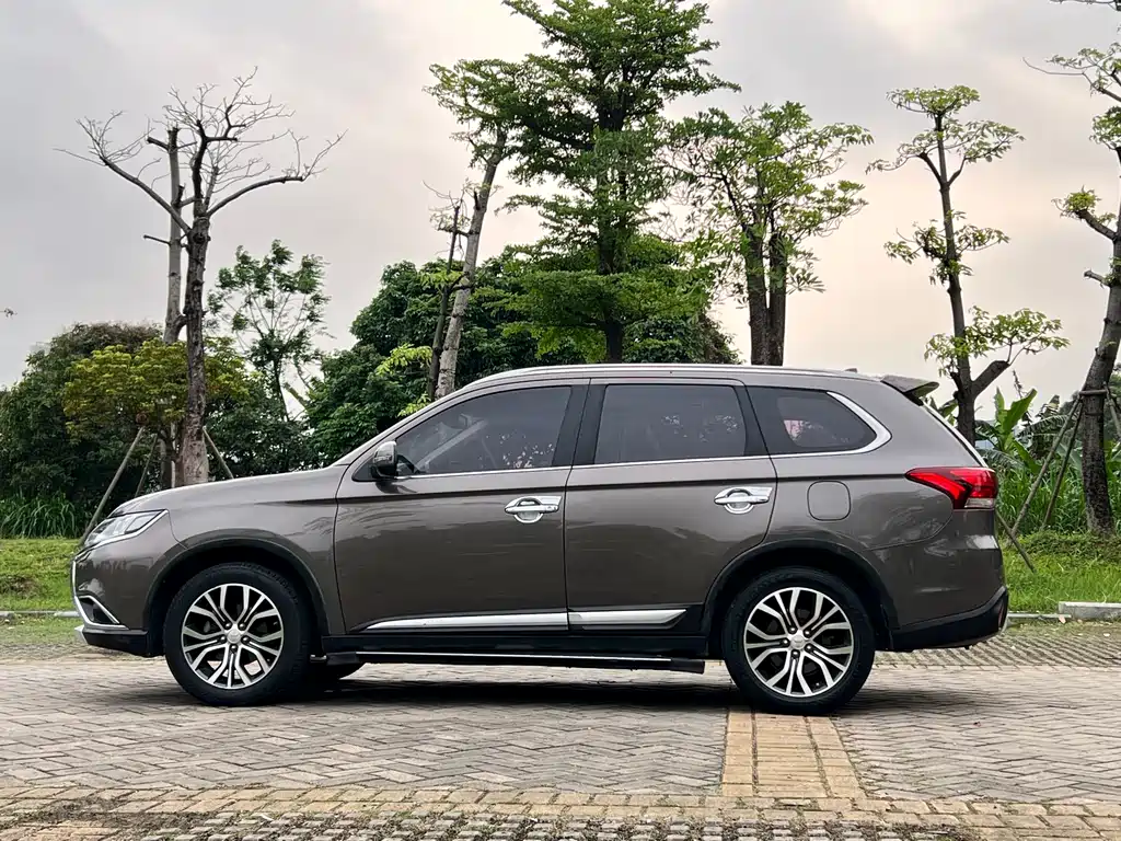 Mitsubishi Outlander 2017 — фото 8