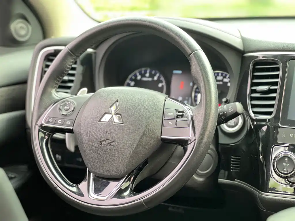 Mitsubishi Outlander 2017 — фото 13
