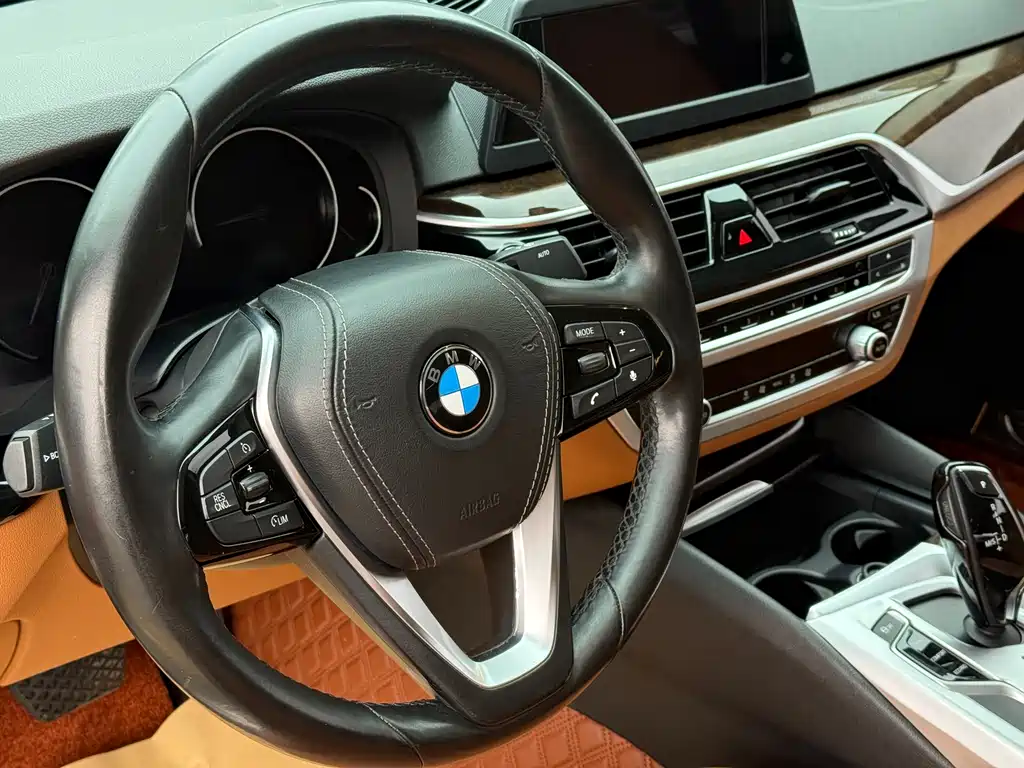 BMW 5 Series 2018 — фото 18