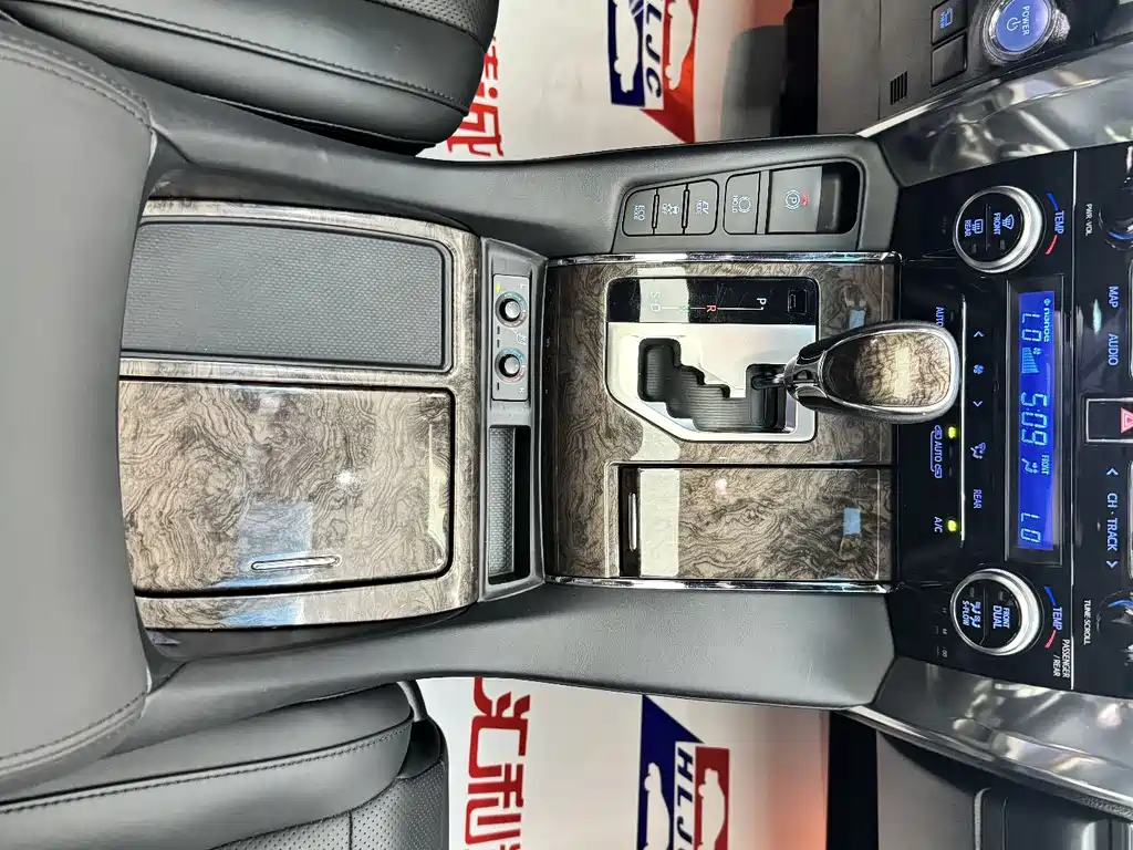 Toyota Alphard 2022 — фото 12