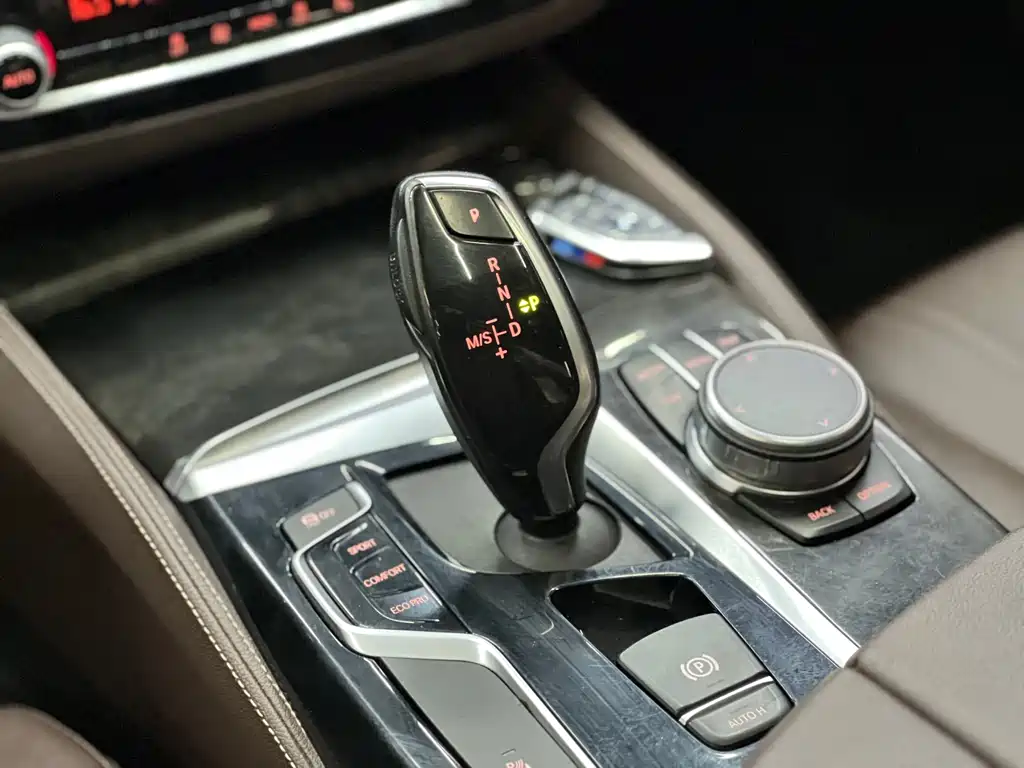 BMW 5 Series 2019 — фото 16