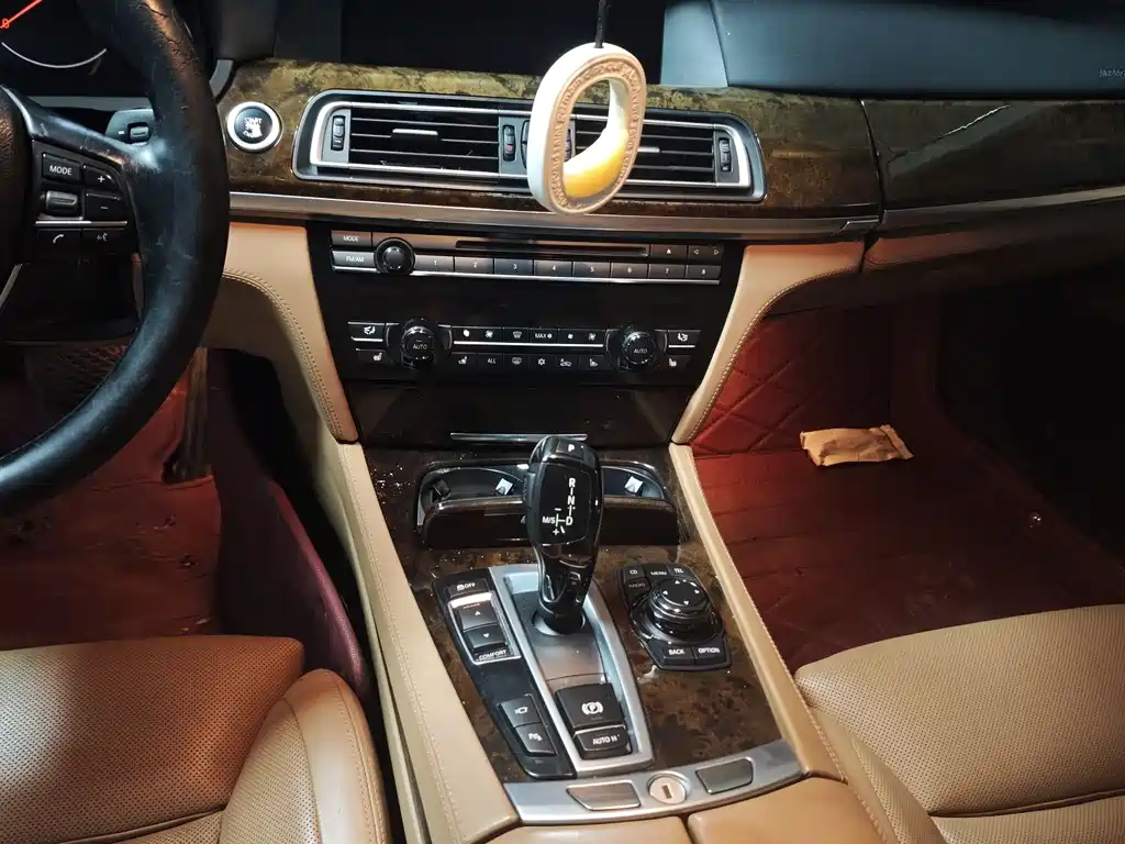 BMW 7 Series 2013 — фото 10
