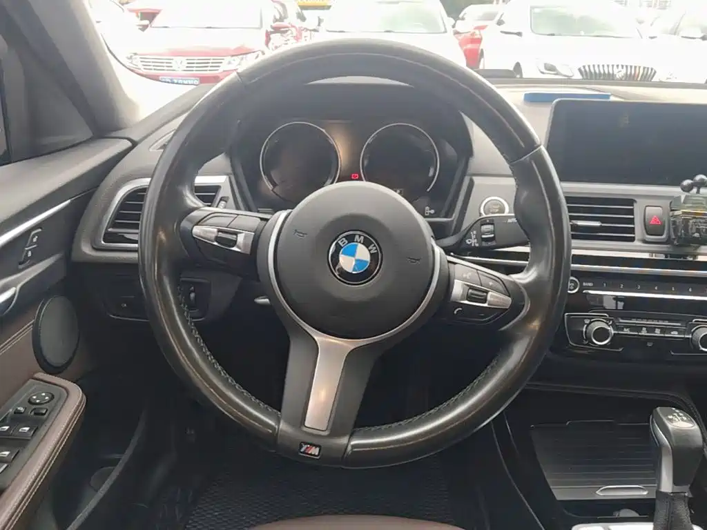 BMW 1 Series 2019 — фото 11