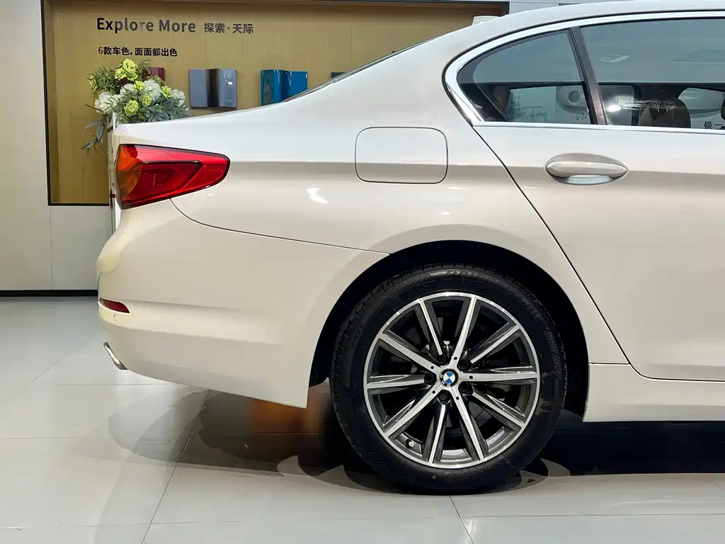 BMW 5 Series 2018 — фото 14
