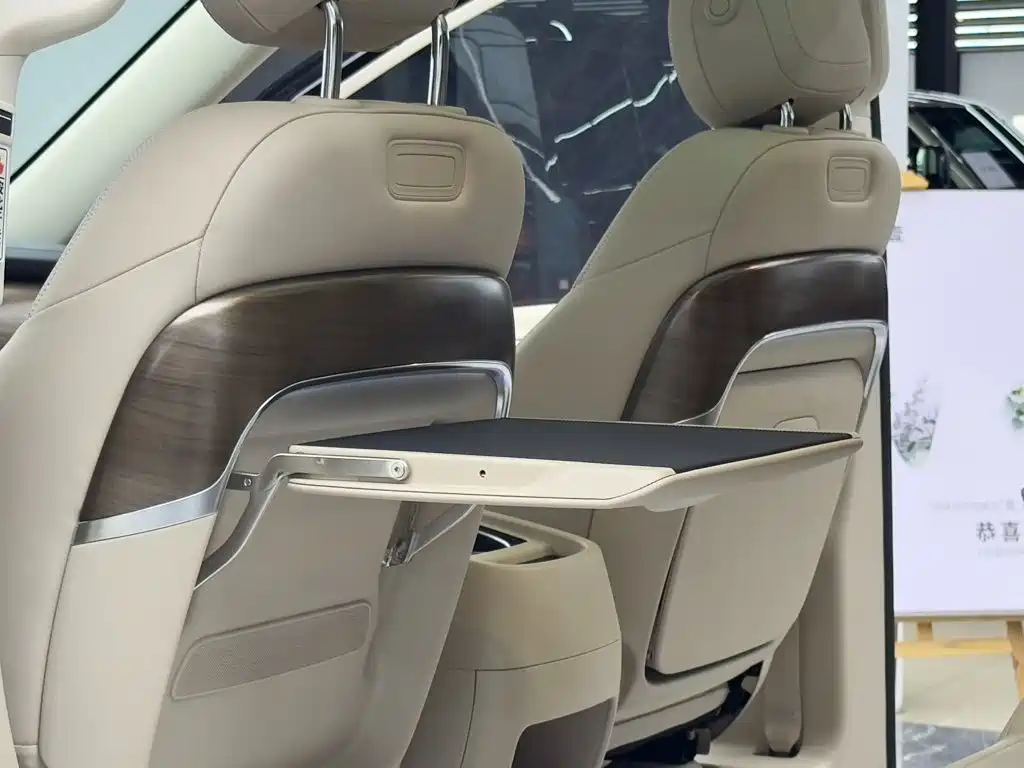 Mercedes-Benz V-Class 2024 — фото 15