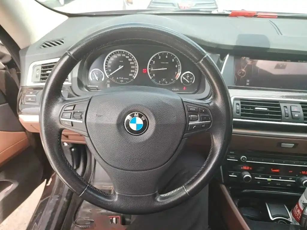 BMW 5 Series GT 2015 — фото 11