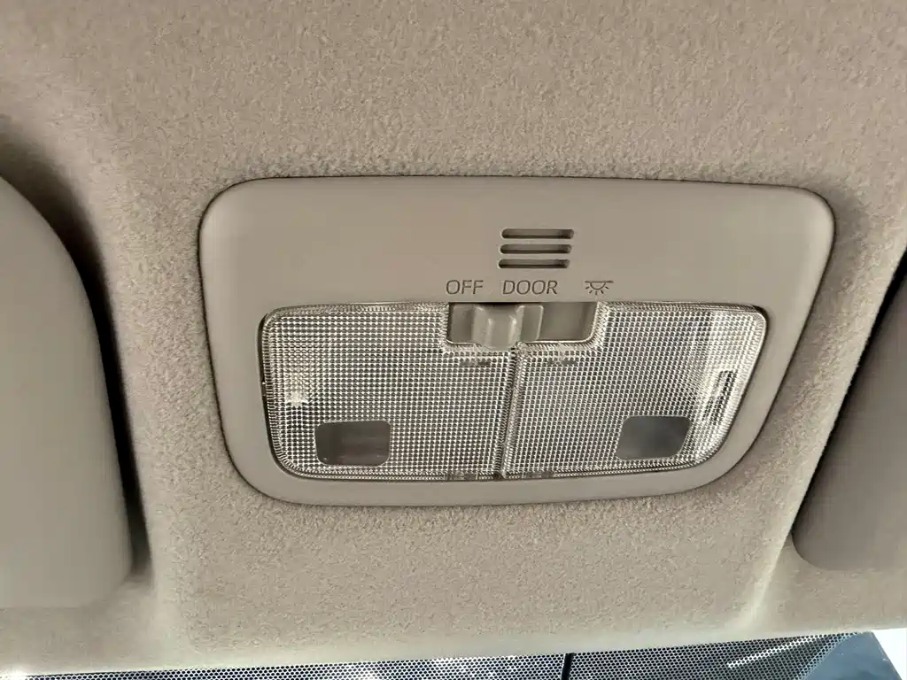 Toyota Yaris L 2023 — фото 12