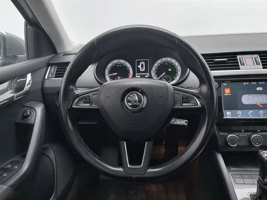Skoda Octavia 2017 — фото 11