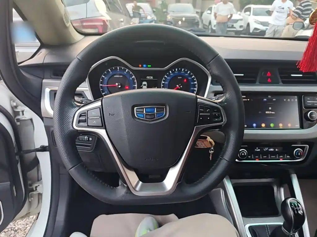 Geely Vision X3 2018 — фото 11