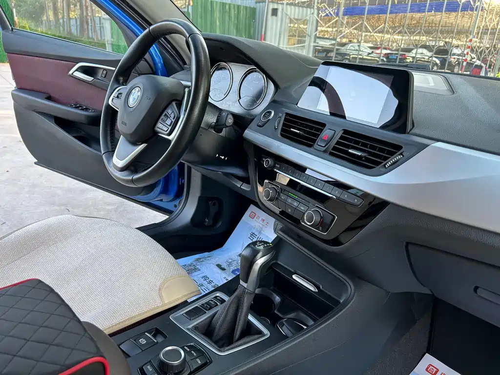 BMW 1 Series 2017 — фото 10